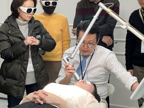 ‘레이저 아카데미’에서 강연자로 나선 태성형외과 김기태 원장이 핸즈온 강의를 진행하고 있다