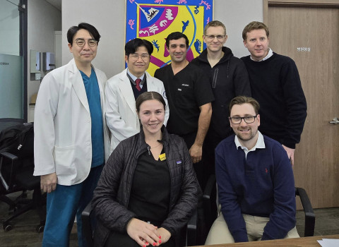 왼쪽부터 청담해리슨병원 허동화 대표원장, 김현성 병원장과 글로벌 의료기기 기업 Stryker의 관계자들이 기념 촬영을 하고 있다