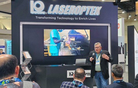 미국의 저명 피부과 전문의 워슐러 박사가 레이저옵텍 부스에서 ‘피콜로프리미엄(PicoLO PREMIUM)’을 활용한 ‘피코윤곽술’ 임상사례를 발표하고 있다(사진: 레이저옵텍)