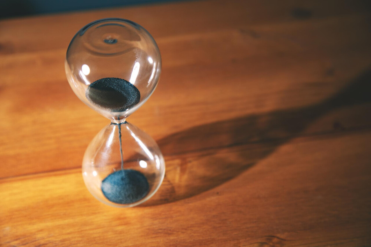 흐르는 시간을 막거나 되돌릴 수는 없더라도, 조금 느리게 할 수는 있을 것이다 / Designed by Freepik (https://www.freepik.com/)