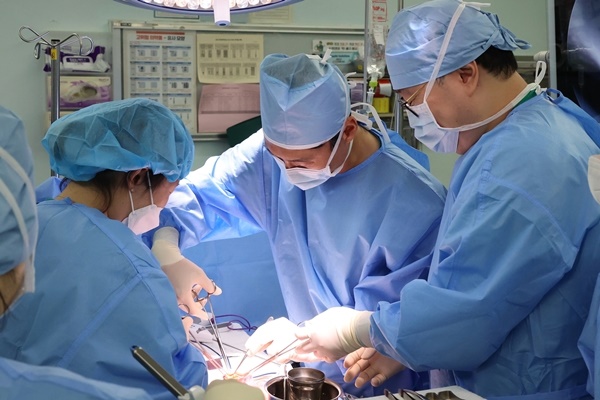 서울아산병원 대장항문외과 윤용식 교수(가운데)가 크론병 환자를 수술하고 있다 / 출처 : 서울아산병원 뉴스룸