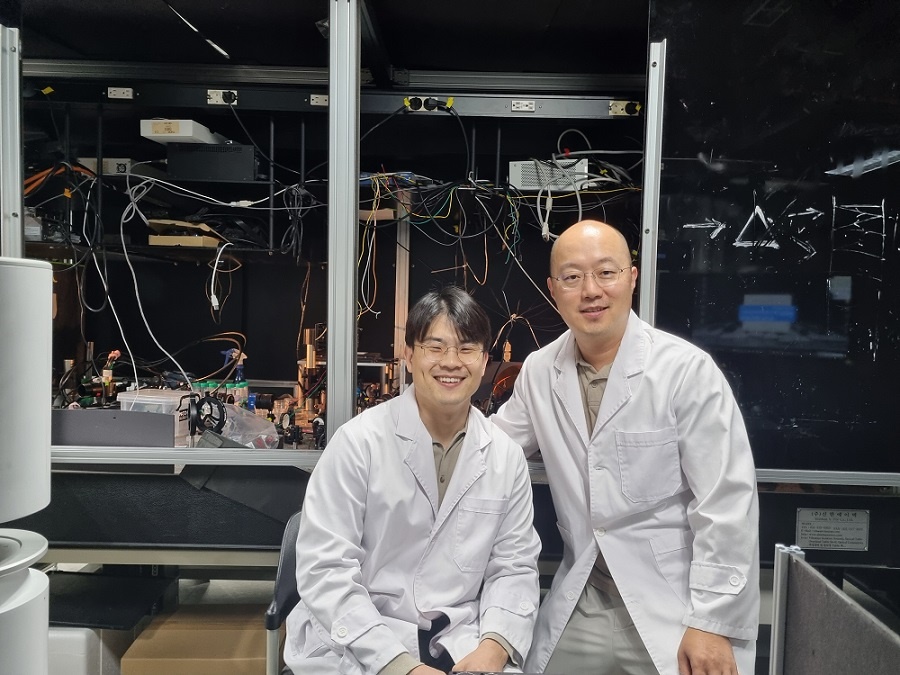 카이스트 의과학대학원 이만재 박사(좌), 물리학과 박용근 교수(우)