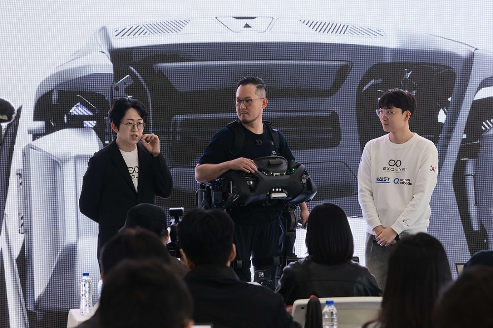 왼쪽부터 카이스트 기계공학과 공경철 교수, 김승환 연구원(로봇 착용자), 박정수 박사과정(Team KAIST 주장) / 출처 : 카이스트 연구뉴스