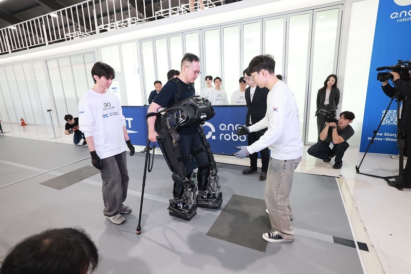 '워크온슈트 F1' 시연 모습 / 출처 : 카이스트 연구뉴스