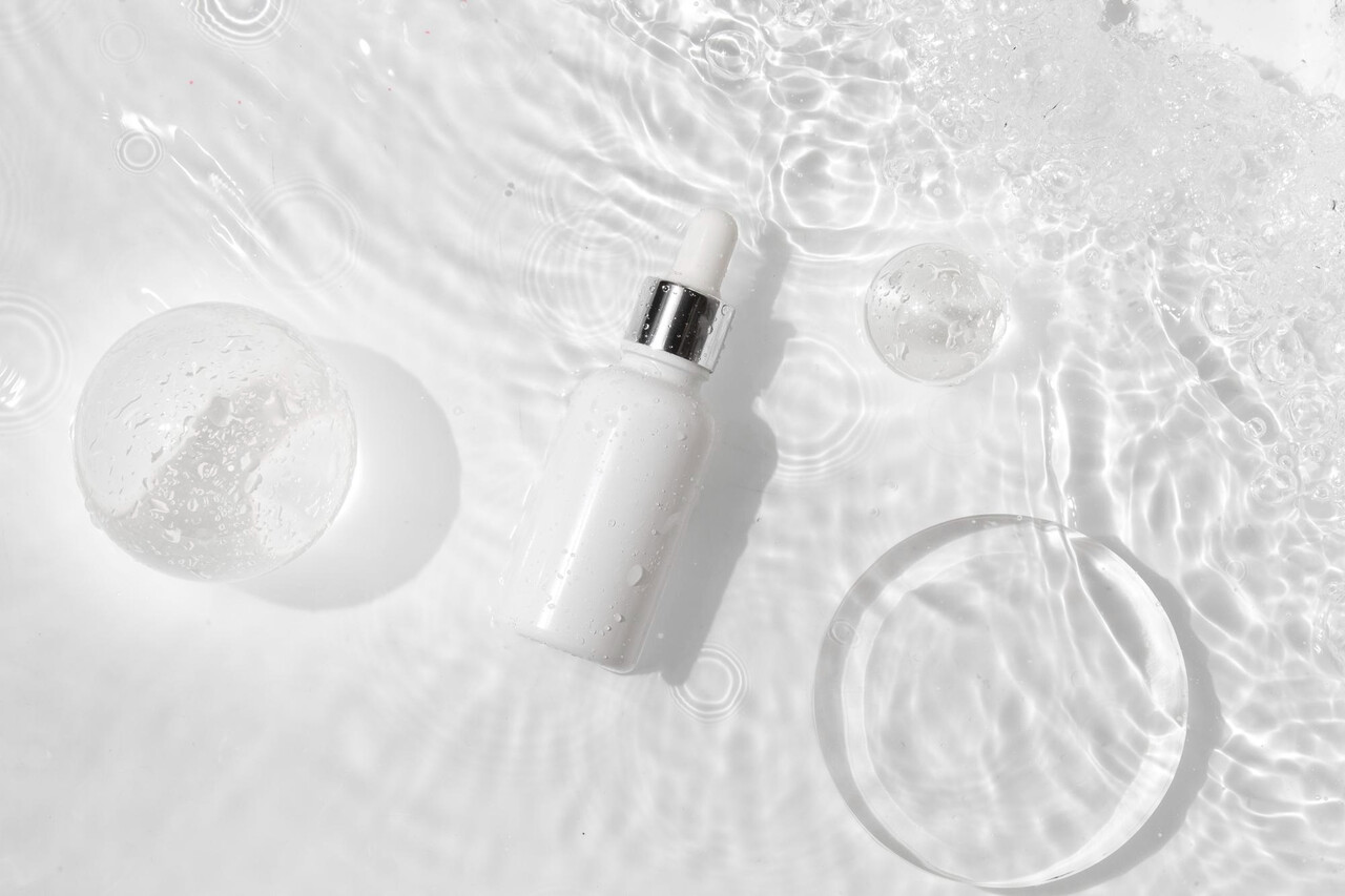 스킨케어 제품을 고를 때는 알코올 포함 여부를 꼭 확인하자 / Designed by Freepik (https://www.freepik.com/)