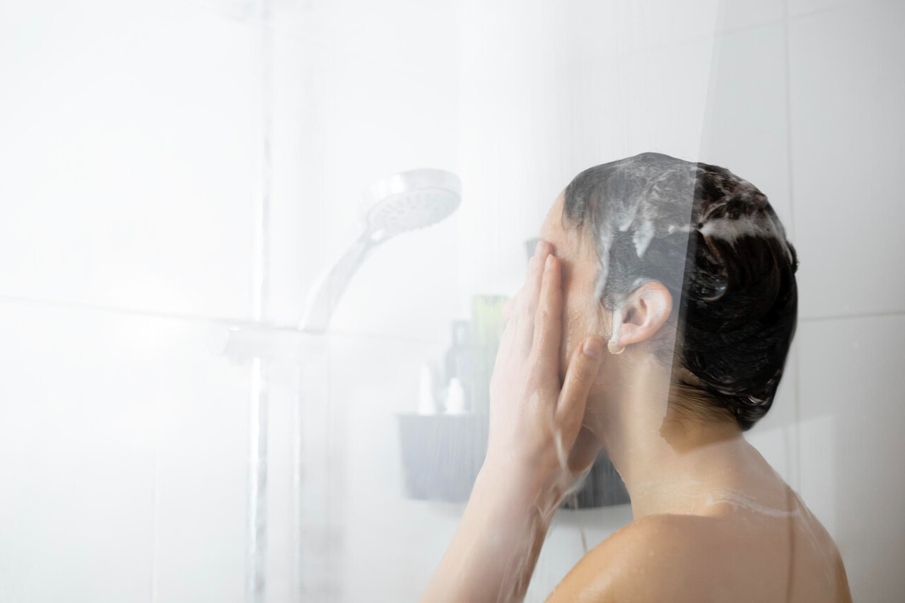 온수 샤워는 횟수와 시간에 신경 쓰도록 한다 / Designed by Freepik (https://www.freepik.com/)