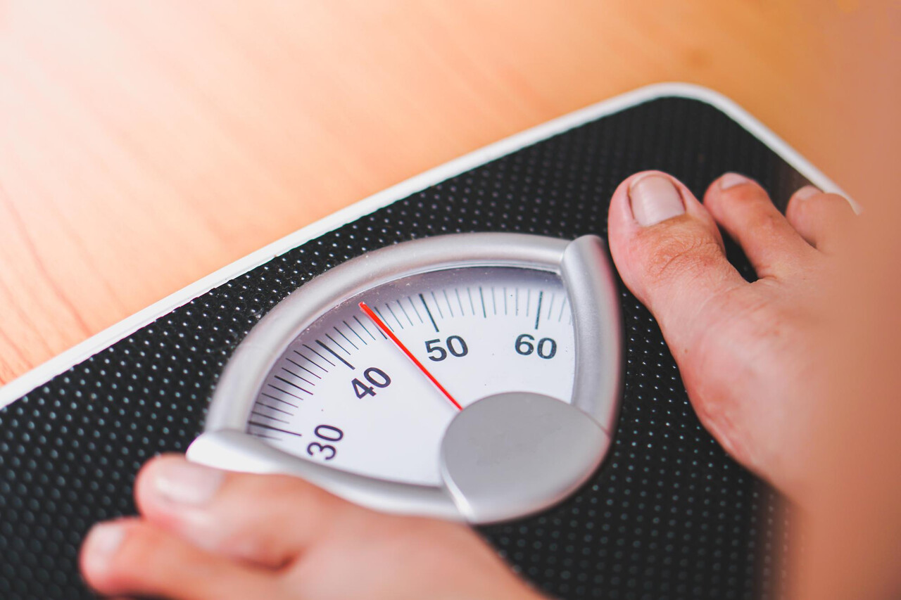 별다른 이유 없이 체중이 들쭉날쭉 하는 것도 당뇨 초기증상일 수 있다 / Designed by Freepik