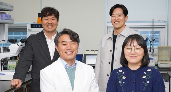 (앞줄 왼쪽부터 시계 반대 방향으로) GIST 의생명공학과 류동렬 교수, 조윤주 박사, 김주원 박사(현 건국대 의과대학 교수), 조동현 박사 (에이치이엠파마) / 출처 : GIST 류동렬 교수팀 제공