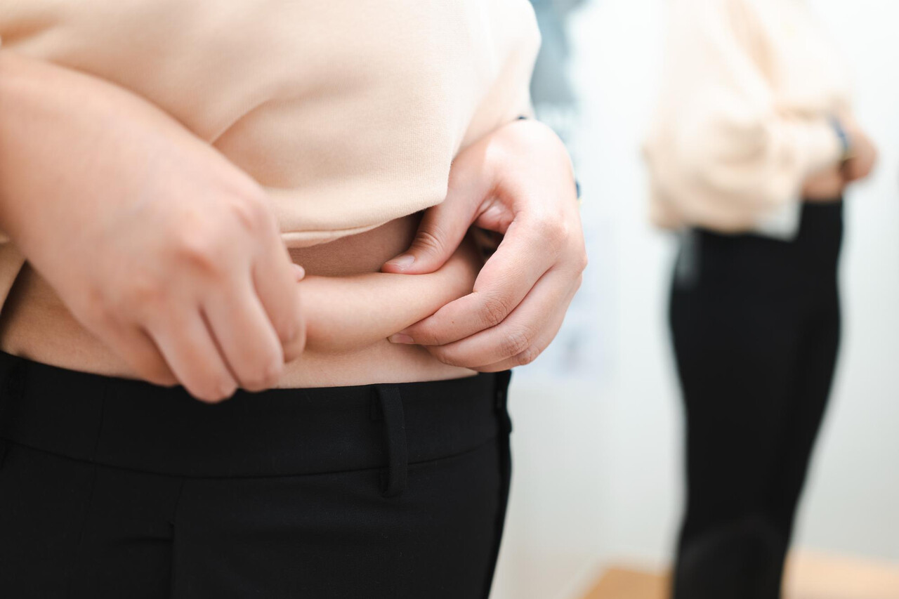 호르몬 변화에 따라 배에 축적되는 지방의 밀도가 달라질 수 있다 / Designed by Freepik