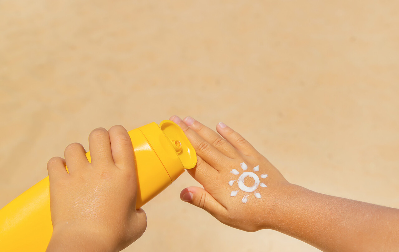 자외선 차단제를 일상적 루틴처럼 만들 필요가 있다 / Designed by Freepik