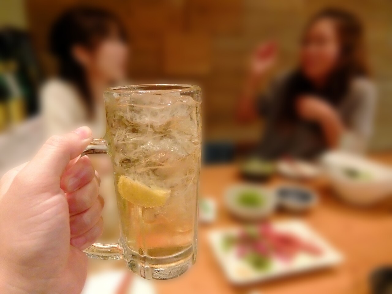 술을 마시면 일시적으로 기분이 좋아질 수 있지만, 지속성이 길지 않다 / 이미지 출처 : Motion Elements