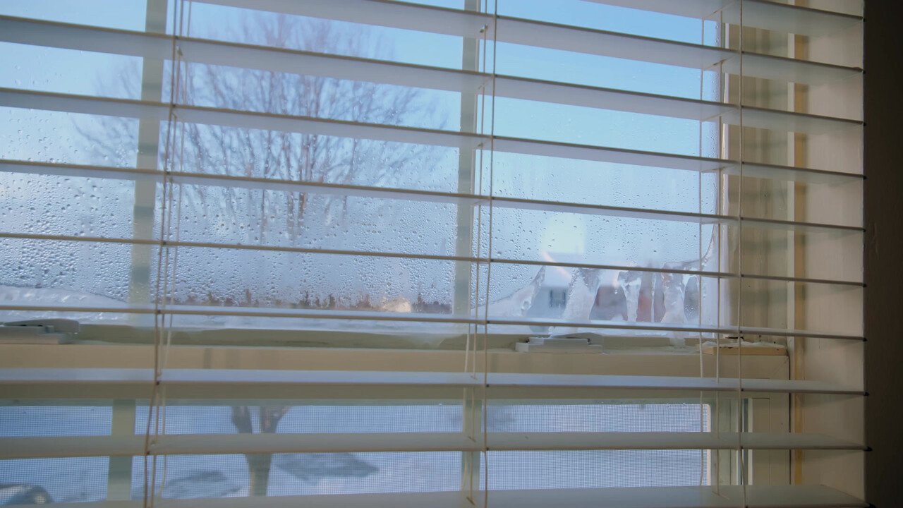 공기가 차가울 때는 습도가 높더라도 실제 공기 중의 수분 함량이 낮을 수 있다 / 이미지 출처 : Motion Elements