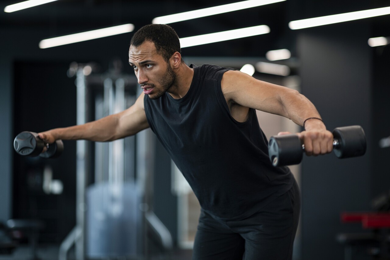 레터럴 레이즈는 어깨 운동 루틴에서 빠지지 않는 단골 동작 중 하나다 / 이미지 출처 : Motion Elements