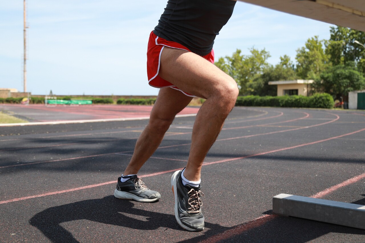 허벅지 뒤쪽 햄스트링과 종아리 근육은 운동 전은 물론 평상시에도 틈틈이 풀어주는 것이 좋다 / 이미지 출처 : Motion Elements