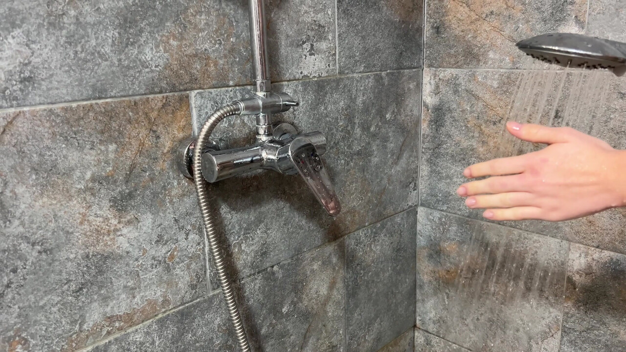 잠들기 전 온수로 샤워를 하면 피부 온도가 자연스럽게 내려가며 숙면에 도움이 된다 / 이미지 출처 : Motion Elements