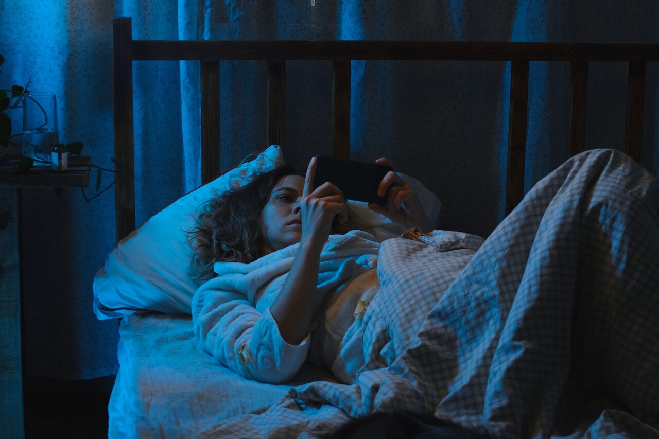 후리오 박사는 잠이 오지 않는다면, 차라리 침대를 벗어나 좋아하는 활동을 하는 것을 권장한다 / 이미지 출처 : Motion Elements