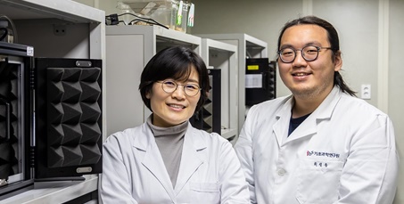 이승희 IBS 시냅스 뇌질환 연구단 부연구단장(좌), 최일송 IBS 시냅스 뇌질환 연구단 박사후연구원(우) / 출처 : BRIC Bio통신원