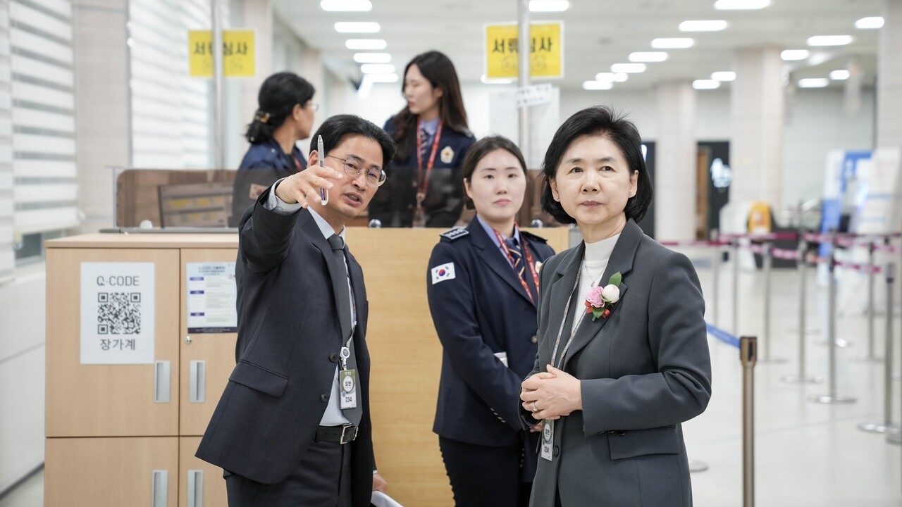 지영미 청장이 페이퍼리스 검역 시범사업 현장을 점검하는 모습 / 제공 : 질병관리청
