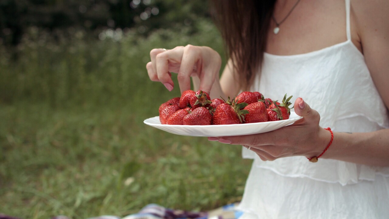 음식의 맛과 냄새, 질감에 집중하면서 천천히 먹어보자 / 이미지 출처 : Motion Elements