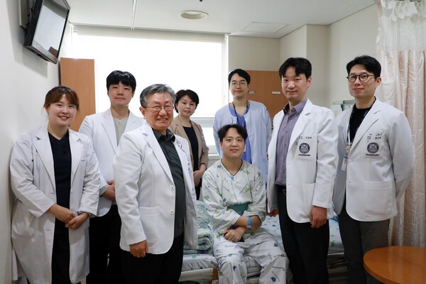 수술을 맡은 의료진과 간 기증자 B씨 / 제공 : 강동경희대학교병원