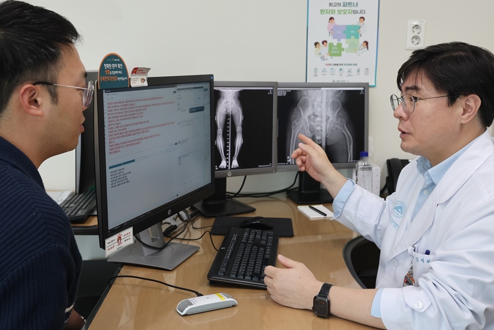 서울아산병원 정형외과 김지완 교수가 AI 진료 음성인식 시스템을 활용해 환자를 진료하고 있다 / 출처 : 서울아산병원 뉴스룸