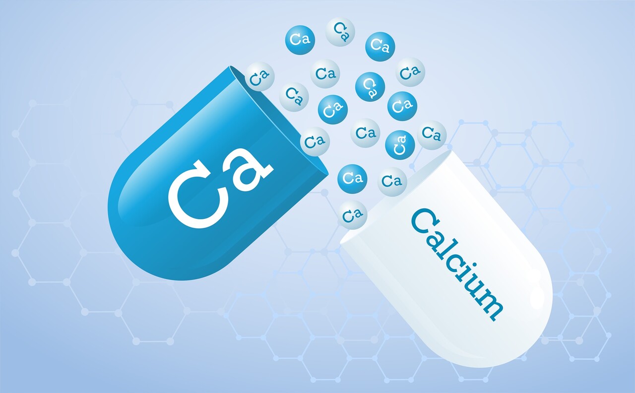 골다공증 치료제 외에 칼슘 보충제 역시 신장에 부담을 줄 수 있다는 점을 기억해야 한다 / Designed by Freepik