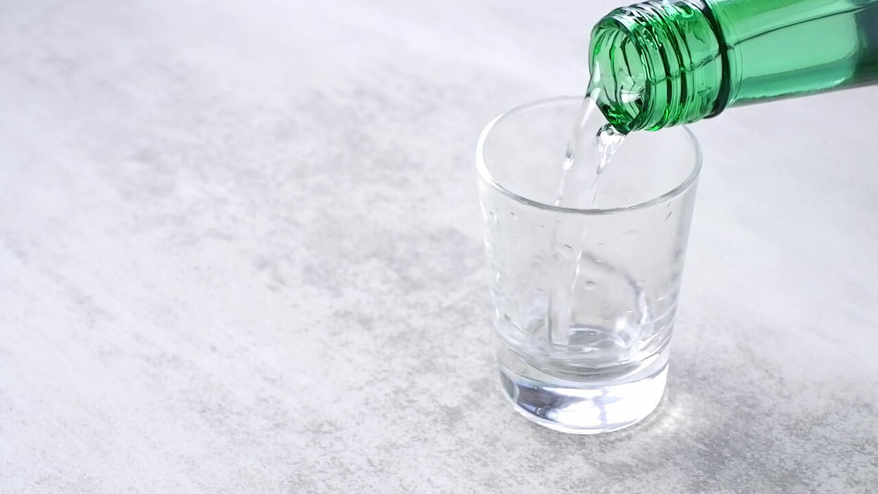 많은 사람들이 즐겨마시는 소주는 1병을 넘어서면 이미 '과도한 음주'에 해당할 수 있다 / 이미지 출처 : Motion Elements