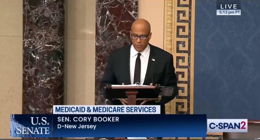 25시간 5분 마라톤 연설을 진행한 코리 부커 미 상원의원 / 출처 : 위키피디아