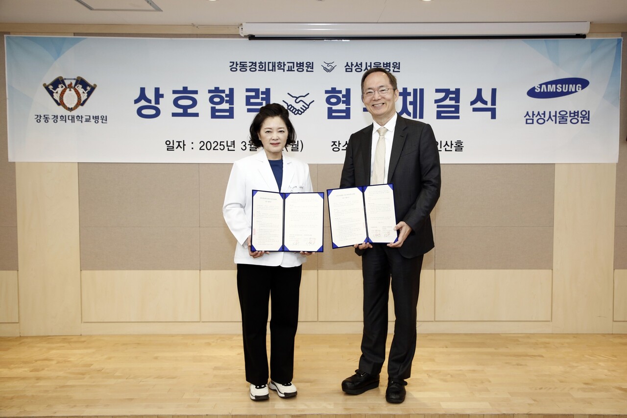 강동경희대병원 이우인 원장(좌)과 삼성서울병원 박승우 원장(우) / 제공 : 강동경희대학교병원