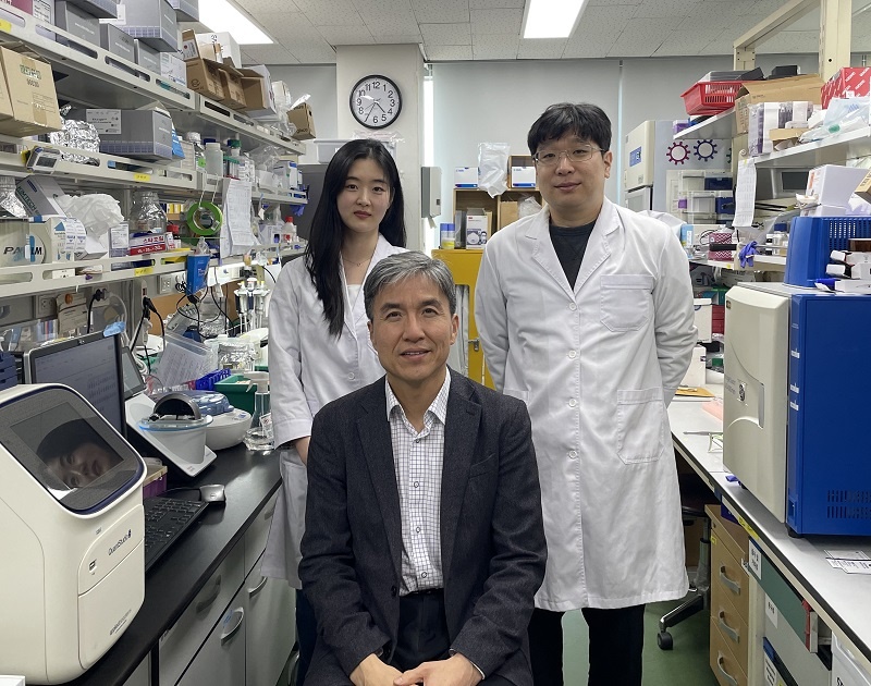 이정은 바이오및뇌공학과 석사(좌)_조광현교수(중앙)_공정렬 바이오및뇌공학과 박사(우) / 출처 : 카이스트 연구뉴스