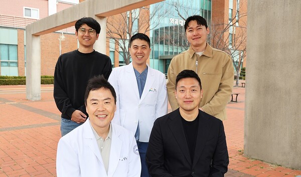 (앞줄) 왼쪽부터 고현창 교수, 김윤학 교수 / (뒷줄) 왼쪽부터 이병혁 박사과정생, 신기혁 교수, 임동민 박사과정생 / 출처 : 부산대학교