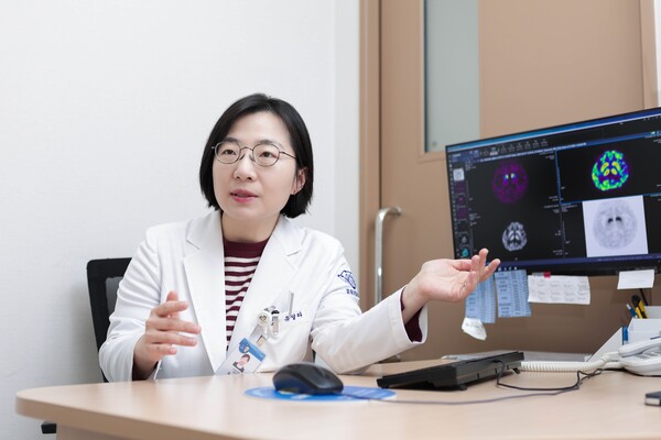 파킨슨병에 대해 설명하고 있는 경희대병원 신경과 유달라 교수 / 출처 : 경희대학교병원