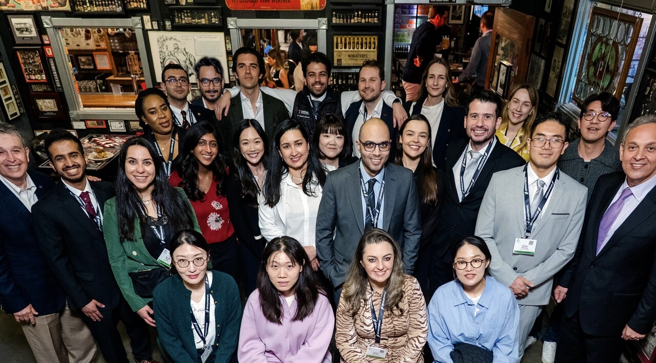 맨 앞줄 오른쪽 첫 번째가 이대목동병원 치과치주과 최희선 전임의 / 제공 : 이화의료원