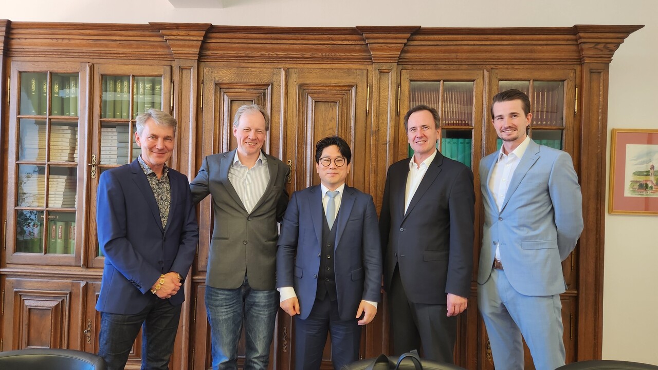 가운데가 이승민 마크헬츠 대표이사, 왼쪽에서 두 번째가 크리스티안 쿠팟 교수 / 사진 제공 : 마크헬츠