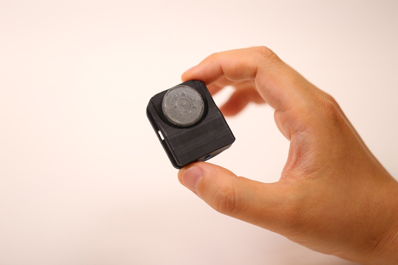 두 손가락으로 잡아야 할 정도로 작은 크기 / 출처 : 노스웨스턴 대학, 존 A. 로저스