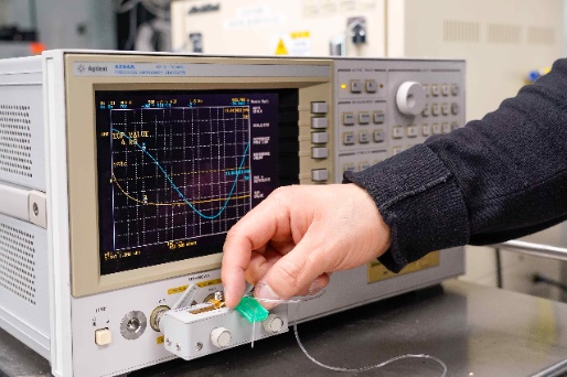 전기 임피던스 측정 장비에 혈액검사 지표 추출용 소자를 장착하고 임피던스를 측정하는 모습 / 출처 : 광주과학기술원(GIST)