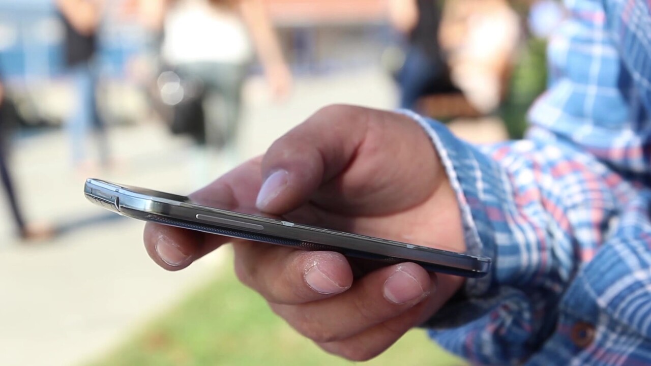스마트폰을 눈높이보다 낮은 곳에 두고 내려다보는 것도 거북목 증후군의 주된 원인이다 / 이미지 출처 : Motion Elements