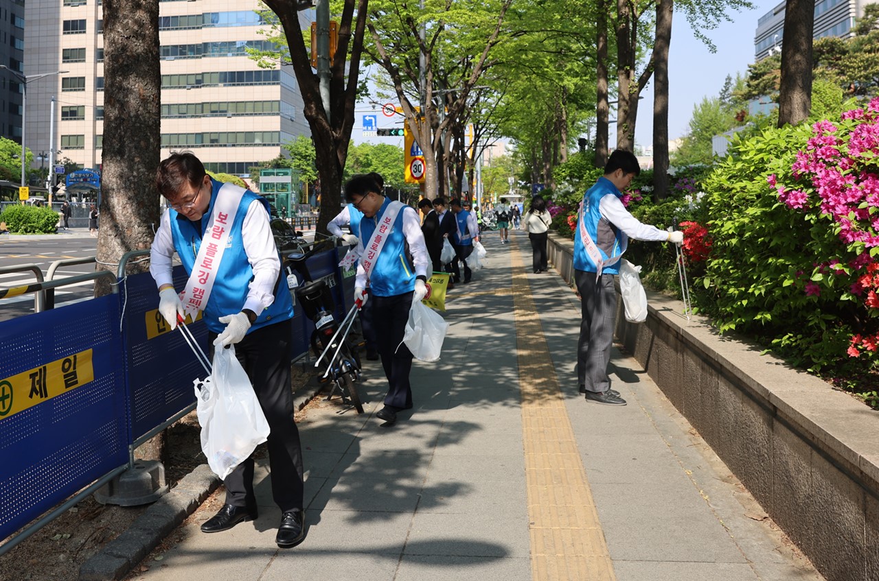 플로깅 중인 이재협 병원장 / 제공 : 서울보라매병원