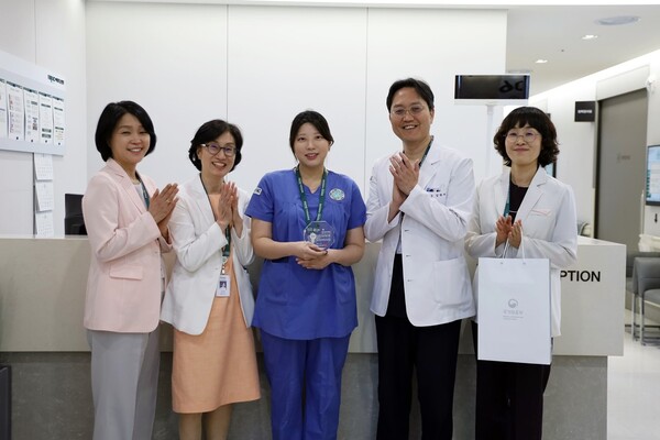 국립괴산호국원으로부터 감사패를 받은 이대목동병원 최애리 간호사(가운데) / 제공 : 이화의료원