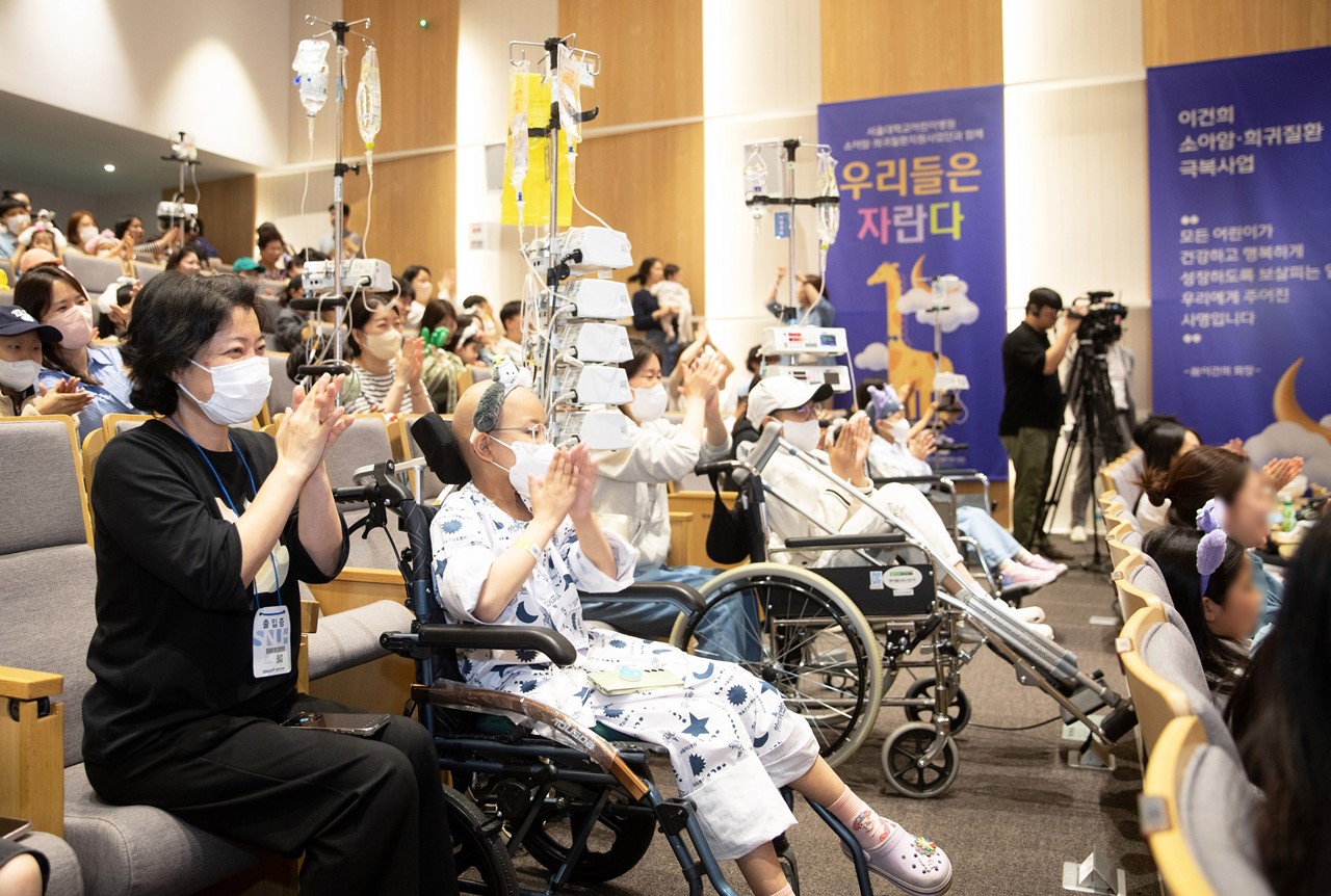 매직쇼를 관람하는 서울대어린이병원 환자와 가족들 / 제공 : 서울대학교병원