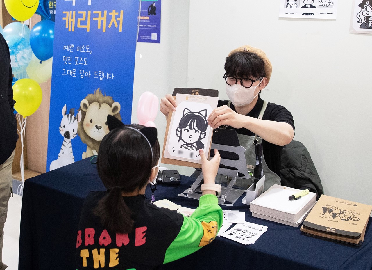 ‘우리들은 자란다’ 행사 캐리커처존 / 제공 : 서울대학교병원