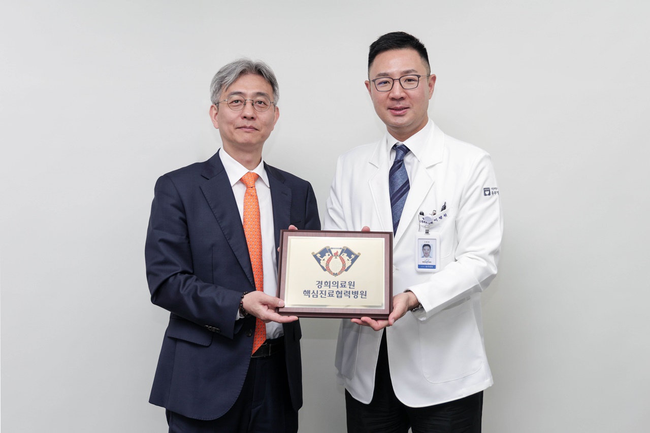 경희대병원 안형준 진료협력센터장(좌)과 서울특별시 동부병원 이평원 병원장(우) / 제공 : 경희의료원
