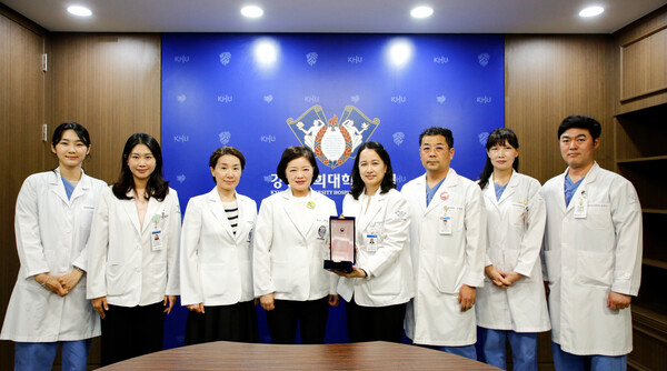 ▲강동경희대학교병원 진단검사의학과(왼쪽부터 최고운 임상병리사, 이민영 교수, 강소영 교수, 이우인 원장, 김명희 과장, 강경훈 팀장, 송주령 임상병리사, 김선인 파트장)