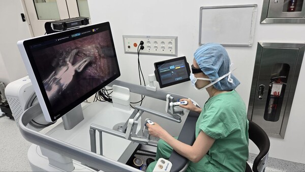 서울대병원 이마리아 교수(산부인과)가 휴고 로봇 수술 시스템을 조정하며 난소암 수술을 진행하는 모습