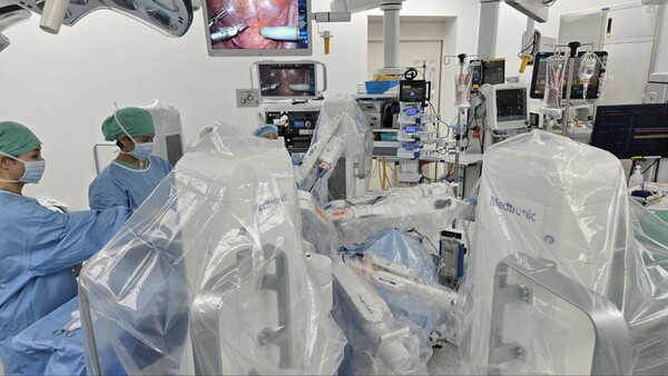 휴고 로봇 수술을 지원하는 의료진의 모습