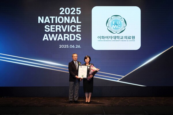 2025 국가서비스대상 시상식에 참석한 송혜경 센터장(오른쪽)