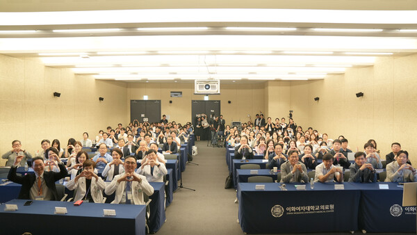 [사진2] 이대대동맥혈관병원 개원 2주년 기념식 및 E-Alive Summer Summit 단체사진