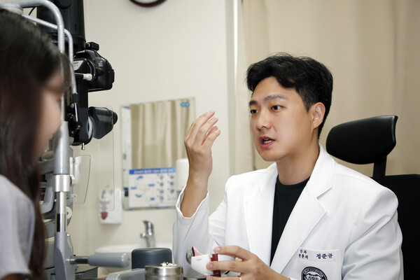 [사진] 강동경희대학교병원 안과 정준규 교수 진료사진