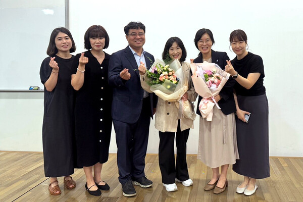 [사진] 수상자 단체 사진  왼쪽부터 강동구 보건소 함은혜 주무관, 강동경희대병원 사회사업팀 유빈 의료사회복지사, 재활의학과 유승돈 교수, 강동구 보건소 김용숙 계장, 시립서울장애인복지관 최미영 관장, 시립서울장애인복지관 서연정 부서장 