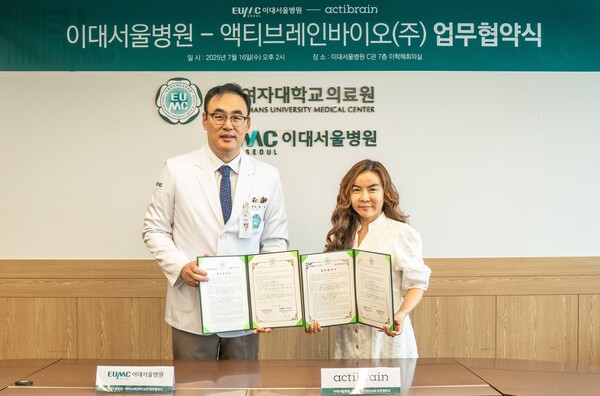 (왼쪽부터) 주웅 이대서울병원장, 수 킴(Su Kim) 액티브레인바이오 대표